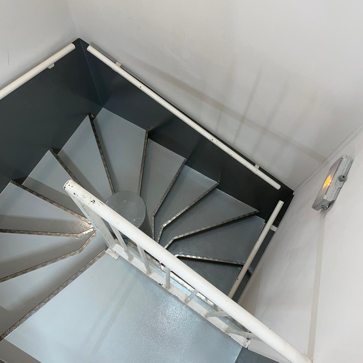 revêtement en résine époxy sur un escalier dans un local industriel à Toulon