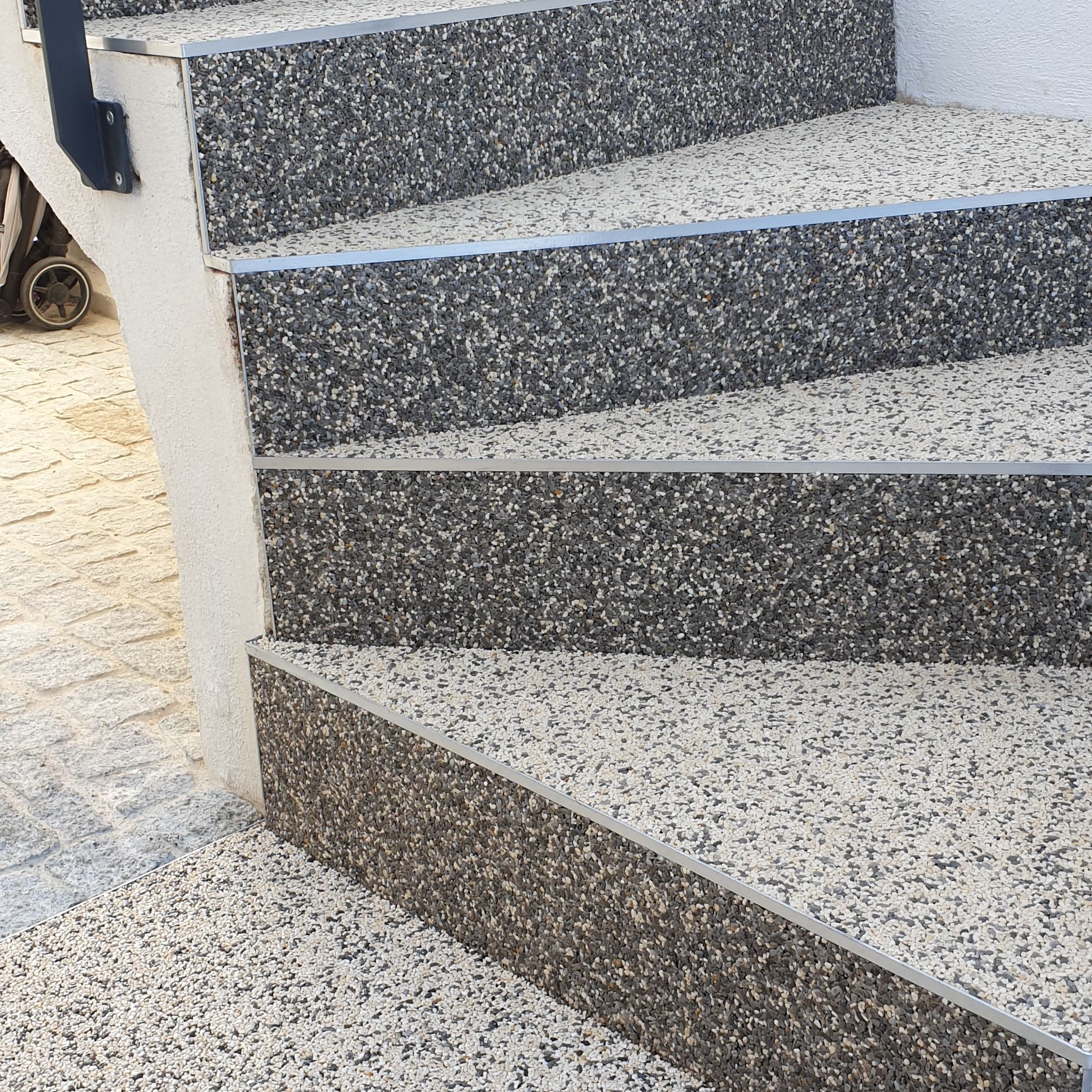 revêtement en granulats de marbre sur un escalier à Gémenos